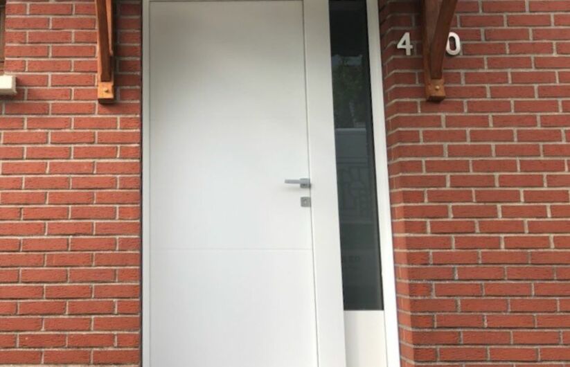 Avec son design horizontal, la porte Monalu Ligne en aluminium incarne la modernité.
