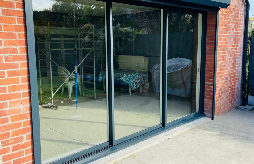 Installation de baies vitrées coulissantes aluminium avec volets roulants intégrés