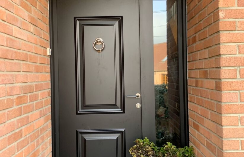 magnifique porte d'entrée aluminium modèle Calabre et son insert vitré