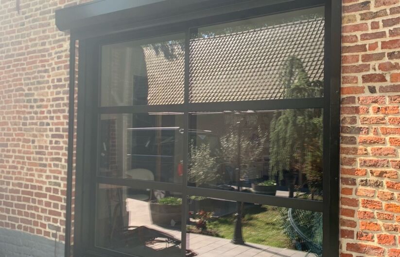 Superbe coulissant aluminium 2 vantaux noir profond avec ses 2 traverses et volet roulant intégré solaire