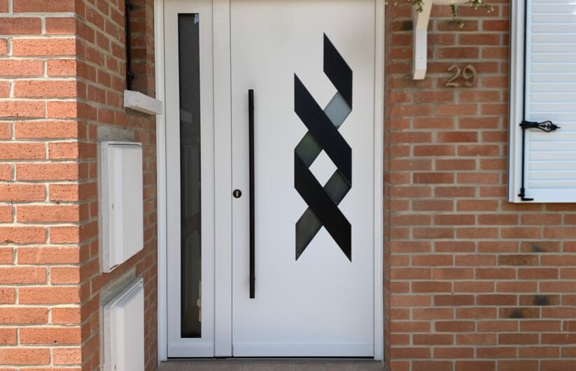 porte d’entrée Monalu Modèle ADN, avec sa partie semi-fixe vitrée