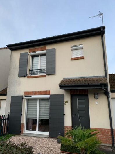 Pose d'une porte d'entrée et ses volets battants