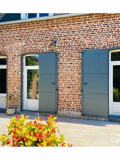 Pose de volets battants aluminium isolants modèle Lucia coloris gris basalt