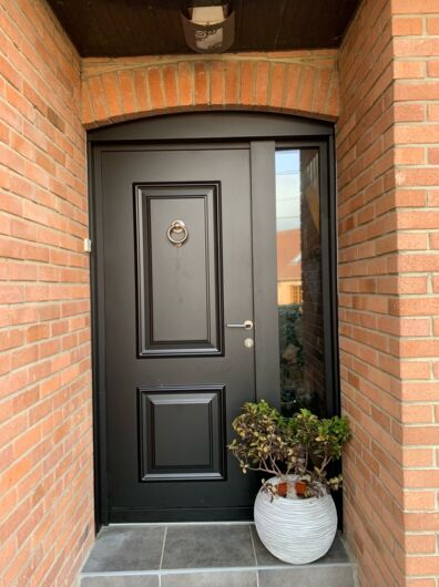 magnifique porte d'entrée aluminium modèle Calabre et son insert vitré