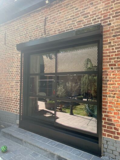 Superbe coulissant aluminium 2 vantaux noir profond avec ses 2 traverses et volet roulant intégré solaire