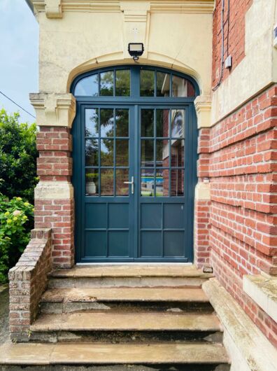 Elégante porte fenêtre en bois gamme Sylvia avec son imposte et ses petits