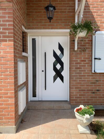 porte d’entrée Monalu  Modèle ADN, avec sa partie semi-fixe vitrée