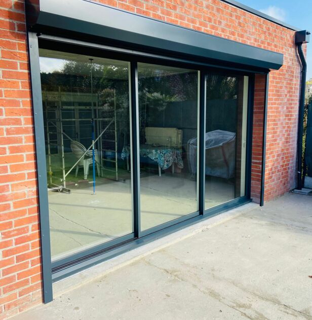 Installation de baies vitrées coulissantes aluminium avec volets roulants intégrés