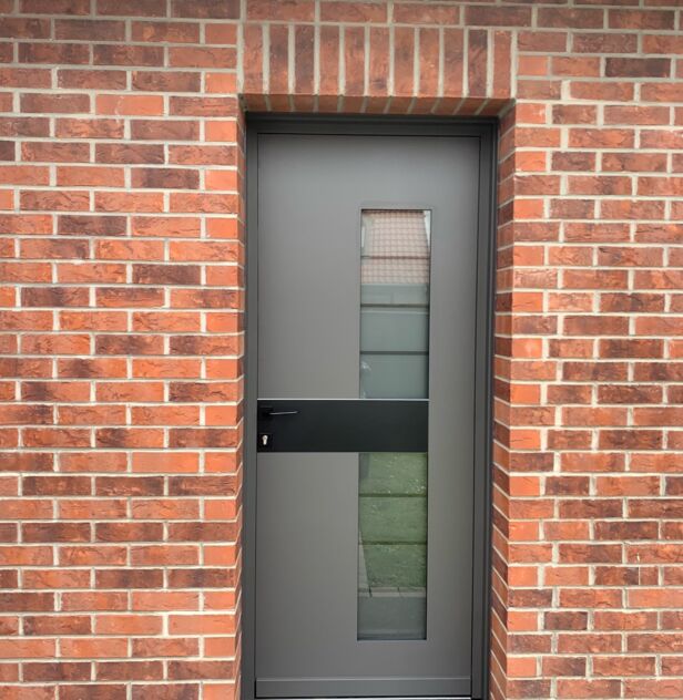 Magnifique porte d'entrée Monalu Samouraï B vitrée et son insert noir