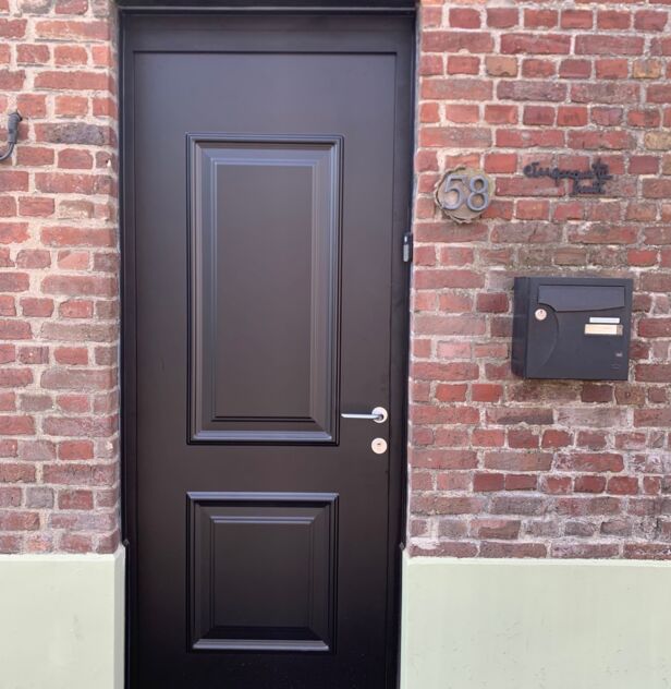 Magnifique porte aluminium modèle Calabre pleine, en Noir Profond