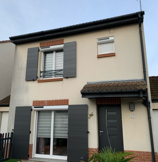 Pose d'une porte d'entrée et ses volets battants