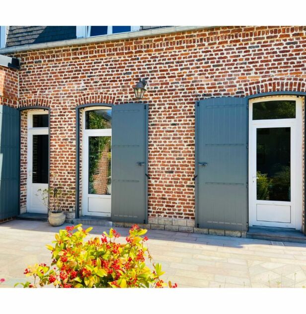 Pose de volets battants aluminium isolants modèle Lucia coloris gris basalt