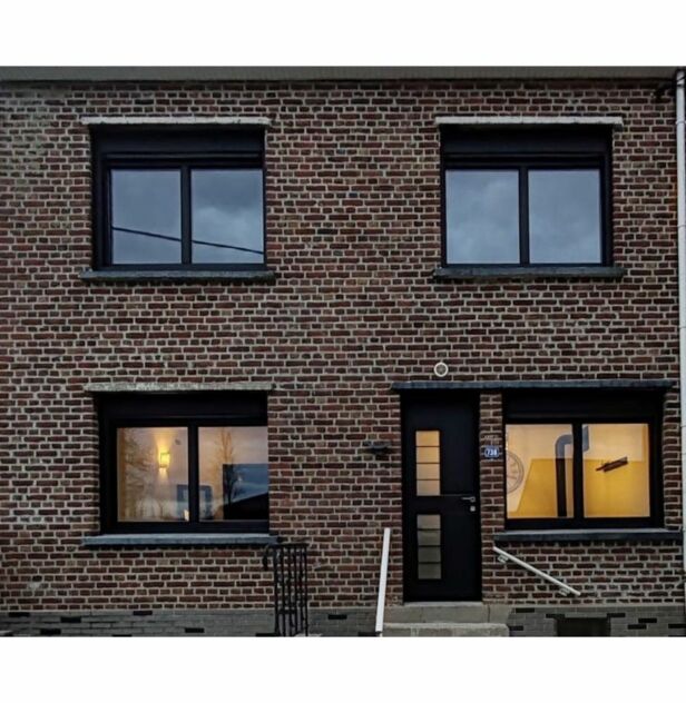 Rénovation de  façade avec la pose d’une porte d’entrée  et ses fenêtres Art Design