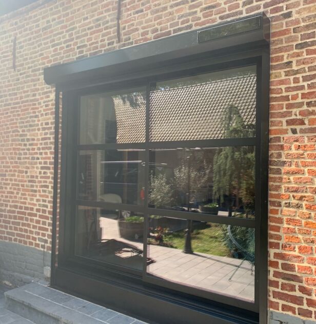 Superbe coulissant aluminium 2 vantaux noir profond avec ses 2 traverses et volet roulant intégré solaire