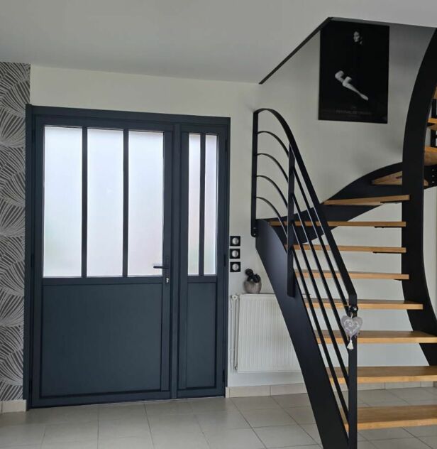Menuiseries en aluminium gris soie RAL 7044 et une superbe porte d entrée effet atelier gris anthracite